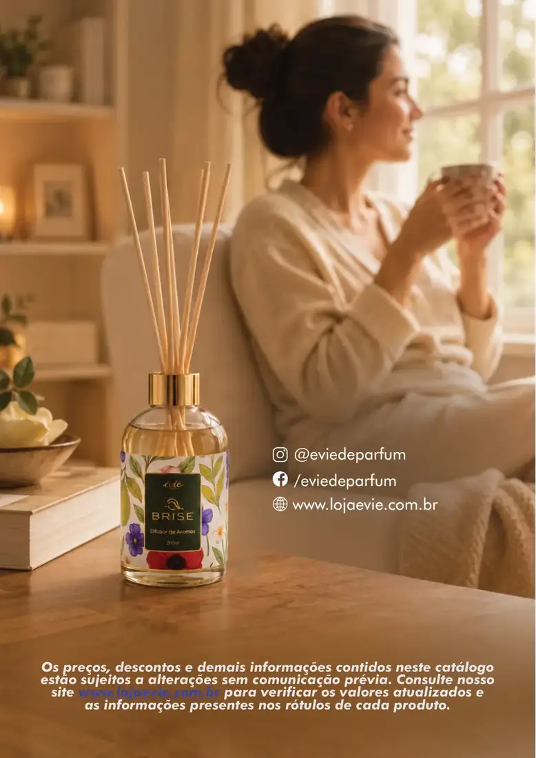 Difusor de aromas Brise sobre a mesa em uma sala aconchegante